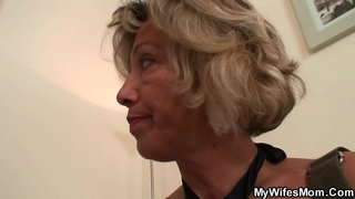 Vanha narttu rakastaa imeä hänen valtava kulli