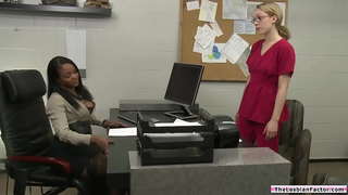 Suured tissid ebony boss tuss köniinsä tema blond valge töötaja