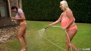 Дві повногруді лесбійки займаються вставкою дилдо та смокчуть груди