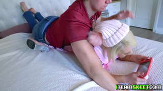 ̄�시한 게이머 베이비 에바 싱클레어는 그녀의 게임을 떠나 그녀의 남자 친구 수탉을 빌어 먹을 시작하고 그녀의 큰 가슴에 그를 정액하게