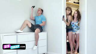 Siswap - Похотливые Сводные Сестры Обманывают Своих Больших Сводных братьев И Трахают Их На диване