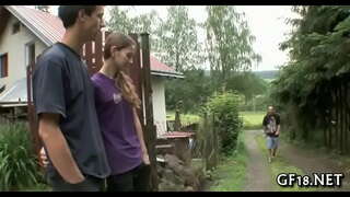 Αυτό το μωρό απλώνει τα πόδια ορθάνοιχτα