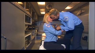 Procace bionda scopata in nero coscia calze alte