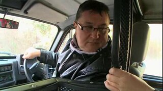 Hadjara catches isang biyahe gamit ang isang lumang tao