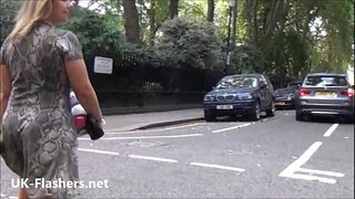 Sexy knipperen blonde Ashley Renners buiten exhibitionisme en amateur voyeur babe