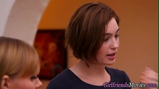 ���ठावदार उरोज असलेली तरुण समलिंगी संबंध ठेवणारी स्त्री licks