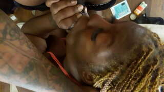 Deepthroat उतार डोके पासून विशाल सुंदर महिला काळे