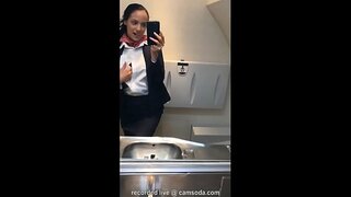 Latina hôtesse de l&#039;air se joint à la masturbation mile high club dans le lavabo et cums