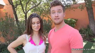 Пара трахается в анал на заднем дворе