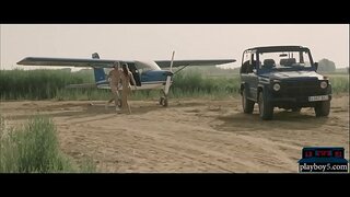 Espagnol MILF babe vole avec un avion et baise