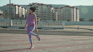 ���েখতে মাধ্যমে উট-অঙ্গুলী, leggings, এবং স্বচ্ছ ট্যাংক টপ