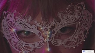 Femme expérimentée conduit à sa nouvelle amie lesbienne pour une chambre privée