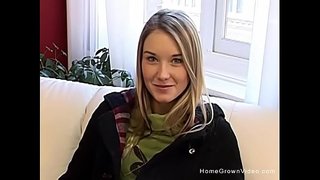 Uma adolescente loira super gira nua e brinca com a sua rata apertada