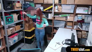 Uzoq legged teenie xarid qilish markazi qo&#039;lga oldi va qo&#039;pol fuck oladi