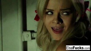 Белокурая красотка получает удар