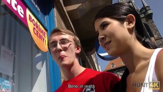 HUNT4K. E cuckold budalla është i lumtur që paguhen për pidhi të dashurën e tij