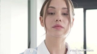 Распутная горничная Тейлор Сэндс подставляет свою горячую задницу, чтобы поприветствовать 2 твердых члена в своей идеальной киске и ноющей жопе после отсоса их твердых членов! Оплата? 2 горячие процедуры по уходу за лицом! Полный ролик на Private.com!