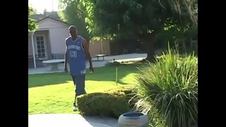 Ebony MILF dobi nher pizda vrtati z vsebnostjo maščob črni petelin imeti ob bazenu