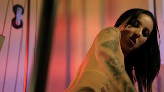 Catra ina luí ar a traenálaí a dhéanamh ar an workout beag níos mó te