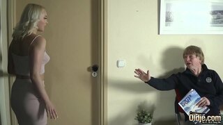 Alter Mann dringt heiß Herb und Pläne mit Ihren zarten Brustwarzen