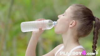 ���ेक्सी लड़की से पता चलता है शरीर । 