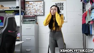 Brünett teen Judy Jolie saada tema tihe tuss romped metsikult security guard taga