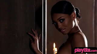 ���ਪੋਰਟੀ ਕਾਲੇ ਸੋਹਣੀ ਕੁੜੀ sensual striptease ਸੈਸ਼ਨ