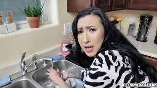 Гаряча мамочка Лілі Лейн хоче сперми свого пасинка, тому трахається з ним, поки пральне білизна