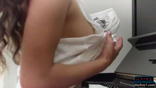 Centerfold pornstar Uma Jolie nagpakita sa iyang talagsaon nga mga natural nga lawas